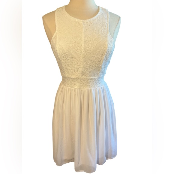 Francesca's Collections White Lace & chiffon Halter Mini Dress Size Medium - Picture 1 of 11